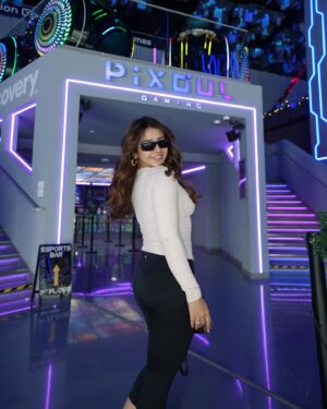 Roshni Walia Instagram - Player 2, where are you ? 💞
.
.
.
@pixoulgaming @visitabudhabi
