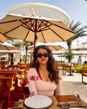 Roshni Walia Instagram - “Under the Abu Dhabi sun, Chasing golden hours and good vibes☀️
.
. 
@erth.uae @ergon.abudhabi @visitabudhabi
#InAbuDhabi
#VisitAbuDhabi #vacation ”