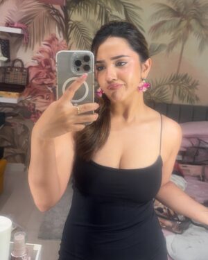 Roshni Walia Instagram - Felt like posting, zero effort vibes.🤷🏻‍♀️🔚