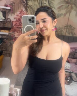 Roshni Walia Instagram - Felt like posting, zero effort vibes.🤷🏻‍♀️🔚