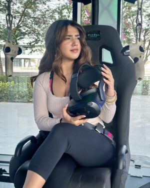 Roshni Walia Instagram - Player 2, where are you ? 💞
.
.
.
@pixoulgaming @visitabudhabi