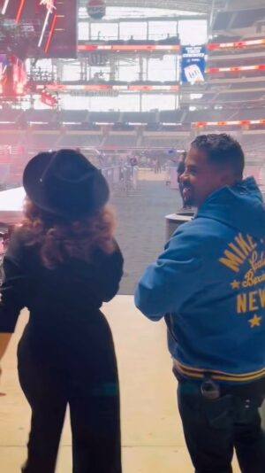 Rosie Perez Instagram - We up in here! I’m so excited that I put my hat on crooked 😳😂😂. And Sixto is crazy. Prelims start 4pm on Netflix’s Tudum YouTube channel. Main card starts 8pm ET on Netflix! Yay!!! #PaulTyson @netflix @sixtoramoshow