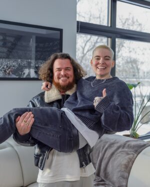 Roxane Bruneau Instagram - Cette semaine, on reçoit la PERLE du Québec, @roxanebruneau! 🌟

Elle nous raconte son parcours, de la fille qui faisait des vidéos sur Facebook à celle qui remplit les scènes du Centre Vidéotron et du Centre Bell. 🎤✨

On plonge dans la réalité de FOU de monter sur les plus grandes scènes du Québec et comment elle gère cette expérience hors du commun.

Roxane s’ouvre sur TOUT : sa spiritualité, son anxiété, comment elle a dû annoncer la fin de son couple sur les réseaux sociaux, et son expérience de grandir en tant que lesbienne. 🏳️‍🌈💬

Rejoignez-nous pour cet épisode à ne PAS manquer ! 🎧

Disponible dès ce soir 18H30😍

Prends Un Break. 🛋️