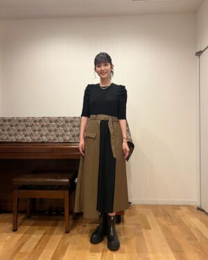 Ruka Matsuda Instagram - 映画『かなさんどー』
宣伝用に歌をレコーディングした時の衣装です☺️
早く年明けないかな〜〜ゴリさんの6年ぶりの長編映画ぜひ見てほしいな〜〜！

▪︎プリーツ切替ワンピース
brand/AMLILE

▪︎ジップショートブーツ
brand/AMLILE

@amlile_official