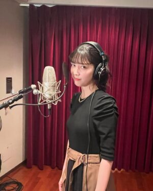Ruka Matsuda Instagram - 映画『かなさんどー』
宣伝用に歌をレコーディングした時の衣装です☺️
早く年明けないかな〜〜ゴリさんの6年ぶりの長編映画ぜひ見てほしいな〜〜！

▪︎プリーツ切替ワンピース
brand/AMLILE

▪︎ジップショートブーツ
brand/AMLILE

@amlile_official