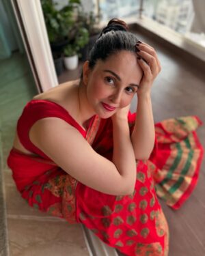 Rukhsar Instagram - .
Hi…. Thoughts please
Please note,behuda, zalleel or zehair comments ko block kar diye jayenge.
Thankyou.
.
.
.#saree #indianwomen #sareelover #red #womaninred 
.