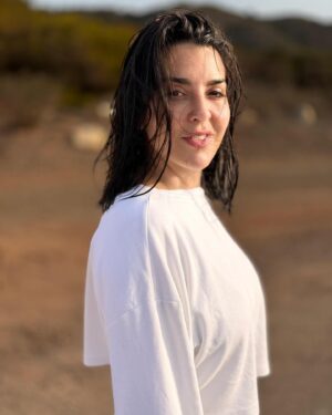 Ruth Lorenzo Instagram - Despeinada pero feliz. 
Esta es la cara que se me ha quedado depues de un baño improvisado en la playa salvaje más bonita que jamás he visto. 
Mi piel y el mar a solas… puro placer.