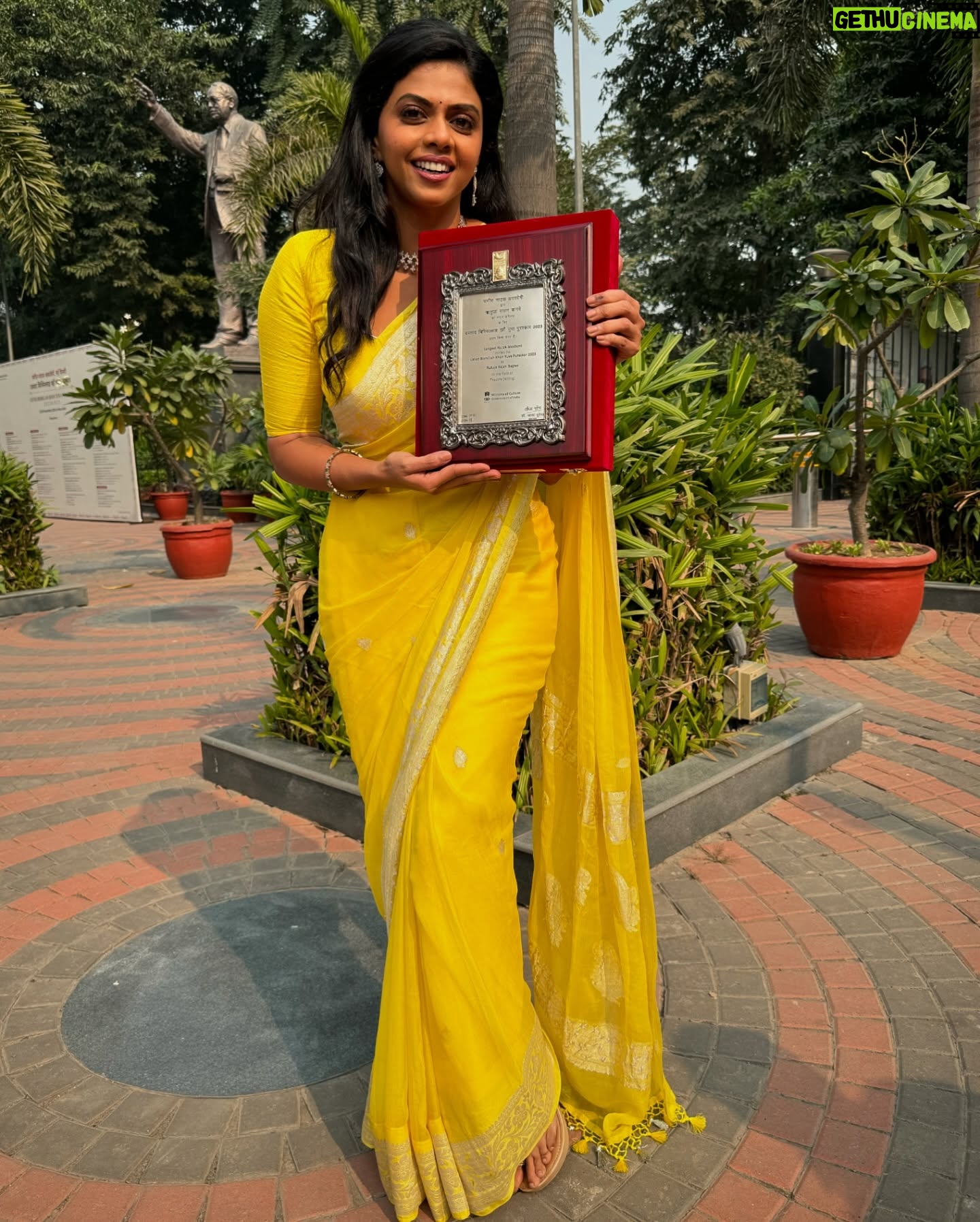 Rutuja Bagwe - 10.3K Likes - उस्ताद बिस्मिल्लाह ख़ॉं युवा पुरस्कार २०२३ (रंगमंच अभिनय)
संगीत नाटक अकादमी
मी नाटकवेडी
तुला कोणत्या माध्यमात काम करायला जास्त आवडतं विचारल्यावर मी क्षणाचाही विलंब न घेता उत्तर देते 🎭“नाटक” 🎭
इतका मोठा मानाचा पुरस्कार जाहीर झाला तेव्हा जरा मनात धस्स झालं ,मनात आलं आपण फार काम केलं नाहिये आपण हा पुरस्कार deserve करतो का?
(२२)एकांकिका (२) प्रायोगिक नाटक (३) व्यावसायिक नाटक
पण जे काम केलं जीव ओतुन केलं एव्हडं मात्र नक्की
आणि त्याची जेव्हा राष्ट्रीय
पातळीवर दखल घेतली जाते
तो आनंद आत्मा सुखावणारा असतो…
आणि हयात मोलाचा वाटा आहे “ अनन्या “ नाटकाचा
अनन्या नाटकाचे मी ३०० प्रयोग केले, हया नाटकाने कौतुक,पुरस्कार,समाधान,प्रसिद्धि,पैसा,मायबाप रसिक प्रेक्षकांच प्रेम खुप काही दिलं… आज हा पुरस्कार मी “अनन्या” ला आणि माझ्या अनन्याच्या संपूर्ण team ला dedicate करते….❤️ @suyogproductions
My all Theatre directors @mudebhimrao @pralhadkudtarkar_official @pratapphadofficial @sachin_p_goswami @amolbhor52 @kahanibazz you have special place in my heart. forever grateful 🙏💕
All the haters,trollers,who disrespected me and discourage me Thank you 😇
and my family,friends,well wishers, who supported me and believed in me ,मायबाप रसिक प्रेक्षक ज्यांन्नी भरभरुन प्रेम दिलं
क़ायम ऋणी राहीन. lots of love and Respect 🙌🏻🫶
@sangeetnatakakademi Thank you so much for this honour 🙏
।।राम कृष्ण हरी।।
।।स्वामी समर्थ।।
#award #nationalaward #honour #happyme #peace #theatre #achivement #hardwork