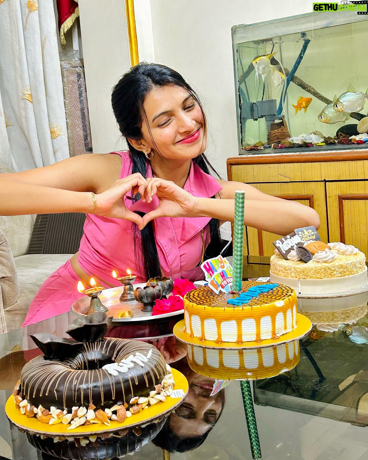Rutuja Kulkarni - 9.4K Likes - BirthdaySneakPeek ✨🫶
Grateful and how 🥹 It makes me sooo happy to receive so many wishes and so much love on my bday❤️❤️❤️ Itne well wishers ho toh bhagwaan se kya hi complain karniiii 🧿The positive vibes and love I receive on birthday helps me get through the whole year ahead with a smile on💪💯 Every wish counts 🫶 Thank you so sooo much fam ❤️ MAX PREMMMM 😘🤗❤️
#birthdaypost #birthday #marathiactress #marathimulgi #maharashtra #mumbai #starpravah #sunmarathi #india #rutujacoolkarni