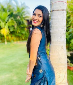 Rutuja Kulkarni Instagram - 💁‍♀️ती ani ट्री 🌳

📸 : @bhagyashree_m_joil ❤️🤗

#marathiactress #marathimulgi #marathi #maharashtra #mumbai #india #satara #constablemanju #sunmarathi #starpravah #rutujacoolkarni