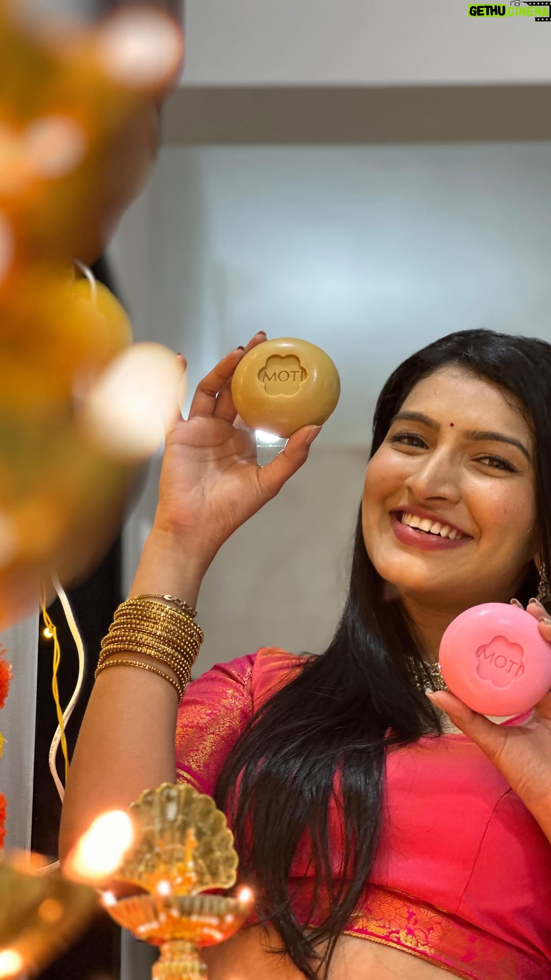 Rutuja Kulkarni - 15.1K Likes - दिवाळीच्या पवित्रतेसाठी, मोती साबणाची परंपरा आजही जिवंत! 🪔🌸
दिवाळीची अभ्यंग स्नान, आणि मोती साबणाची शान ✨ या दिवाळीत पारंपरिक सुगंधासोबत साजरा करा एक स्वच्छता, शुद्धता आणि प्रकाशाचा उत्सव 🪔
.
.
दिन दिन दिवाळी गाण्याची dance step शिका. रील सोडा आणि Viral करा गाणं! यंदाच्या दिवाळीत हे मराठी गाणं trend झालंच पाहिजे. @motisoap
#BhaDiPa #Motisoap #DinDinDiwali #MarathiActress #MarathiMulgi #Marathi #Maharashtra #DiwaliAnthem #UthaDiwaliAali #YashrajMukhate #UthaUthaDiwaliAali #MotiSnanachiVelZali #DiwaliRituals #MotiSoapTradition #ad