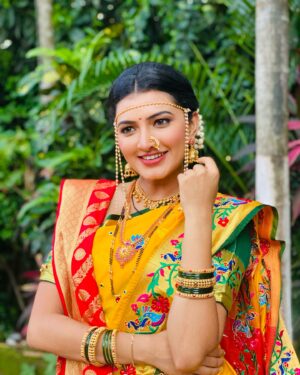 Rutuja Kulkarni Instagram - #BeingAvantika ❤️🧿✨ 
MAHAEPISODE TODAY @8pm only on @star_pravah 

MUA : @rohan_shinde4 🤗

#GharoGhariMaatichyaChuli 
#StarPravah 
.
#marathiactress #MarathiMulgi #saree #traditional #ethnic  #MarathiBride #Maharashtra #marathiserial #Rutujacoolkarni #rutujakulkarni #mumbai #ggmc ✨