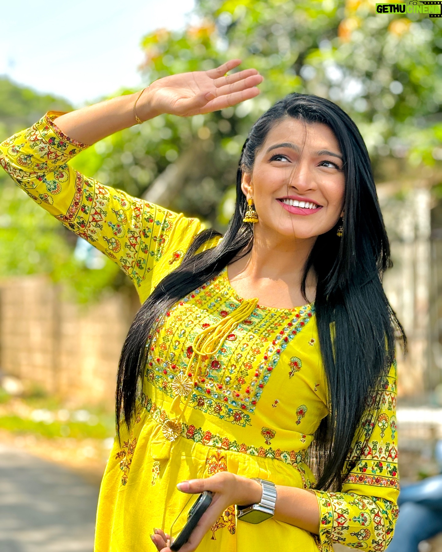 Rutuja Kulkarni - 7.7K Likes - 🌞Suraj ji be like “SUN RAY sakhi meri pyaari sakhi” 😝😂
#Sunshine #Sunkissed #MarathiActress #MarathiMulgi #Maharashtra #Mumbai #MarathiCulture #ConstableManju #India #Satara #Rutujakulkarni #Rutujacoolkarni