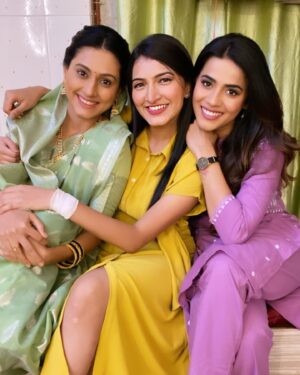 Rutuja Kulkarni Instagram - अनहोनी को होनी कर दे, होनी को अनहोनी
एक जगह जब जमा हों तीनों ..अवंतिका, ऐश्वर्या और जानकी 🤣❤️💃

#gharogharimatichyachuli #starpravah #marathiactress #marathiserial #marathistatus #ggmc #marathimulgi #maharashtra #mumbai #india