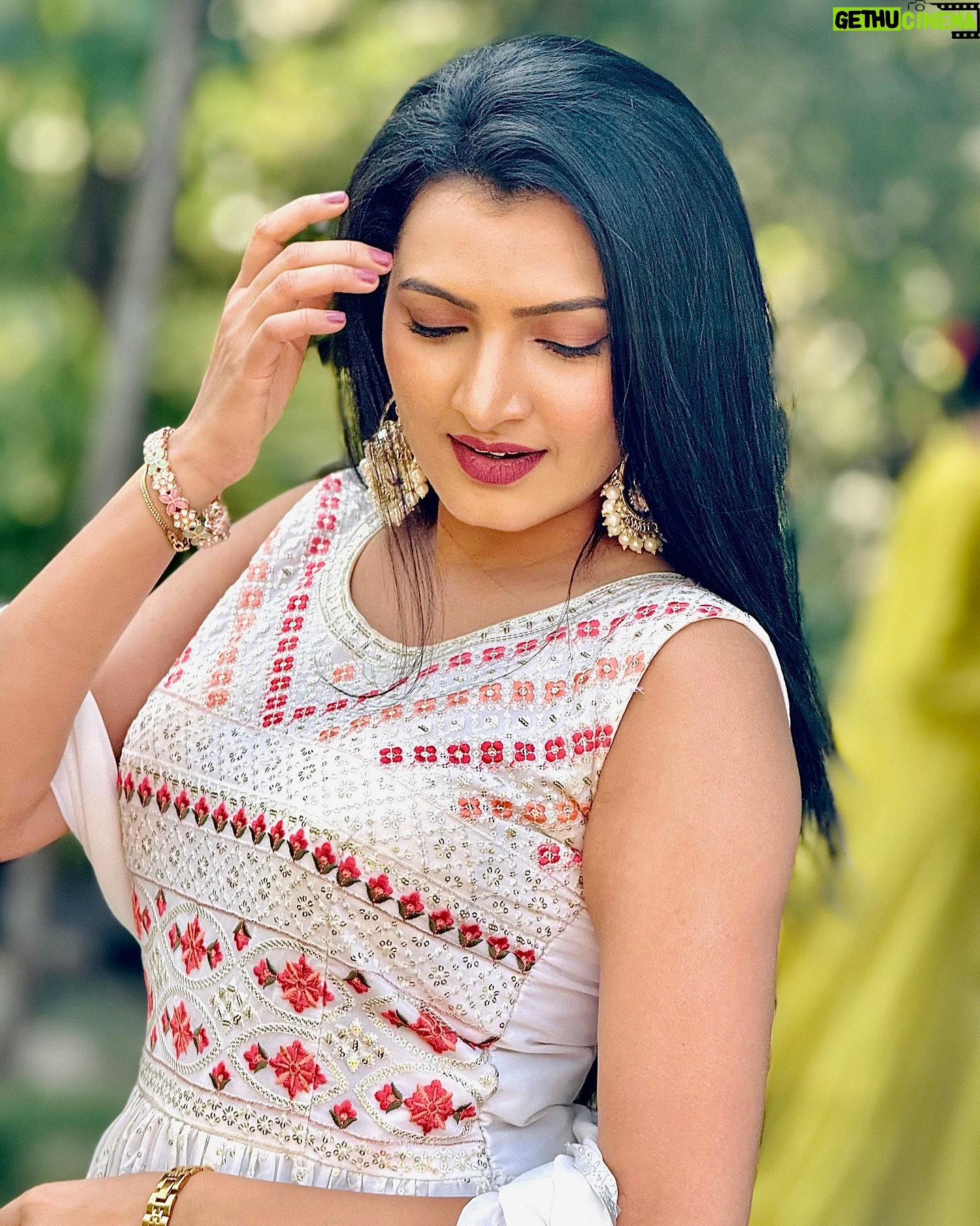 Rutuja Kulkarni - 9.9K Likes - Tide wala safed? 🤍🤣🦢
Enjoying the gangu vibes until I face the stain storm 🤷♀️😂
#marathiactress #marathimulgi #traditional #maharashtra #mumbai #india