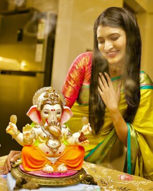 Rutuja Kulkarni Instagram - Finally the wait is over.. BAPPA AALA ❤️🥹

#Bappa #GaneshChaturthi #MarathiActress #MarathiMulgi #Maharashtra #MarathiCulture #MarathiStatus #Mumbai #India ✨💃