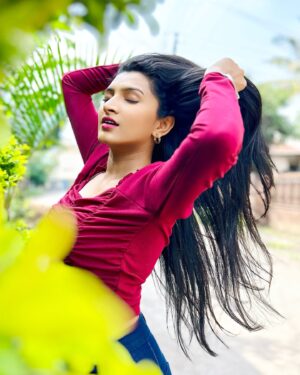 Rutuja Kulkarni Instagram - It’s unBAALievable how good these pictures turned out to be 💁🏻‍♀️🤭🤣

📸 : @bhagyashree_m_joil 😘

#goodhairday #marathiactress #marathimulgi #maharashtra #ggmc #constablemanju #marathi #sunmarathi #starpravah #india #mumbai #rutujacoolkarni #rutujakulkarni