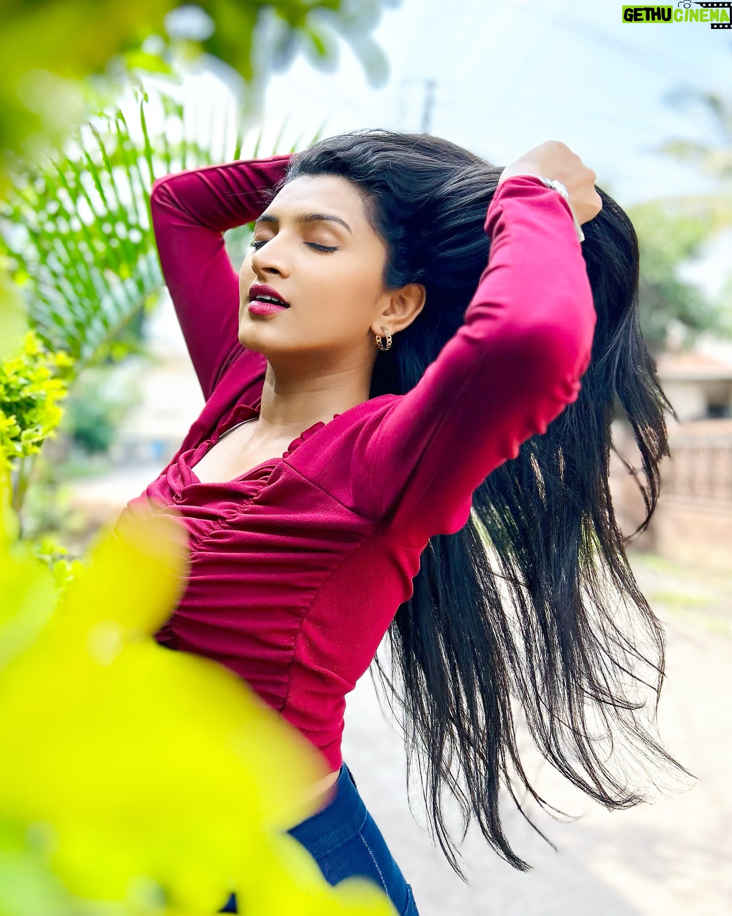 Rutuja Kulkarni - 10.3K Likes - It’s unBAALievable how good these pictures turned out to be 💁🏻♀️🤭🤣
📸 : @bhagyashree_m_joil 😘
#goodhairday #marathiactress #marathimulgi #maharashtra #ggmc #constablemanju #marathi #sunmarathi #starpravah #india #mumbai #rutujacoolkarni #rutujakulkarni