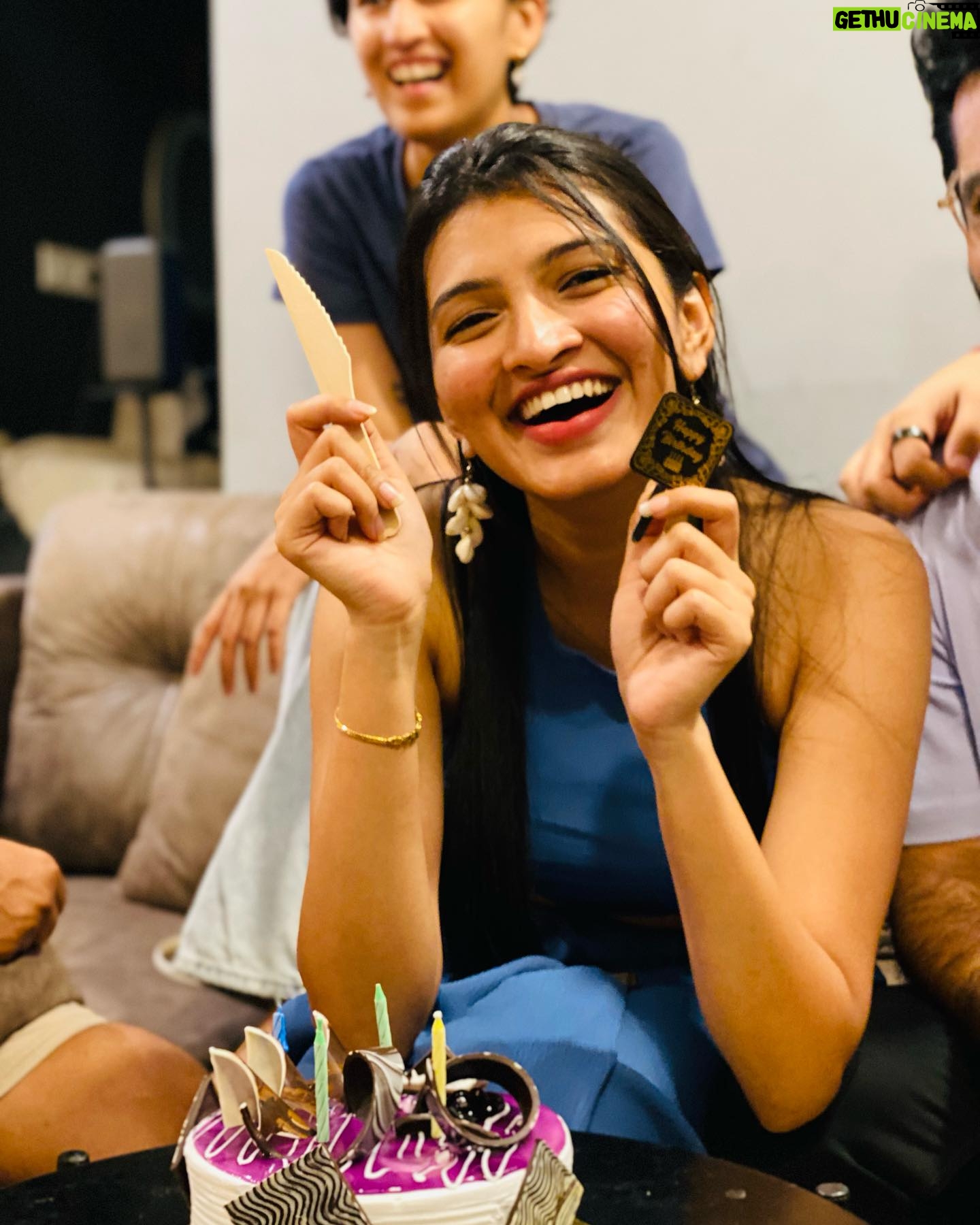 Rutuja Kulkarni - 9.4K Likes - BirthdaySneakPeek ✨🫶
Grateful and how 🥹 It makes me sooo happy to receive so many wishes and so much love on my bday❤️❤️❤️ Itne well wishers ho toh bhagwaan se kya hi complain karniiii 🧿The positive vibes and love I receive on birthday helps me get through the whole year ahead with a smile on💪💯 Every wish counts 🫶 Thank you so sooo much fam ❤️ MAX PREMMMM 😘🤗❤️
#birthdaypost #birthday #marathiactress #marathimulgi #maharashtra #mumbai #starpravah #sunmarathi #india #rutujacoolkarni