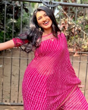 Rutuja Kulkarni Instagram - #BeingAvantikaRandive ❤️#GharoGhariMaatichyaChuli 
Entering the set like: character on, real-life off. 🎬🤭
@star_pravah #ReelRealness #WorkMode 

#BehindTheDrama #SetVibes #marathiactress #marathimulgi #maharashtra #marathiculture #marathiserial #mumbai #india