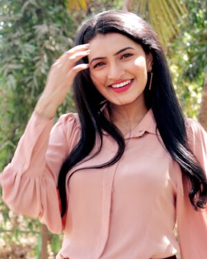 Rutuja Kulkarni Instagram - Enjoying the SUN-sational🌞 glow with one smile at a time✨🫶

📸 : @bhim.gaikwad ✨

#marathiactress #marathimulgi #maharashtra #marathistatus #starpravah #sunmarathi #marathi #mumbai #india #gharogharimatichyachuli