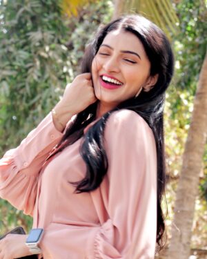 Rutuja Kulkarni Instagram - Enjoying the SUN-sational🌞 glow with one smile at a time✨🫶

📸 : @bhim.gaikwad ✨

#marathiactress #marathimulgi #maharashtra #marathistatus #starpravah #sunmarathi #marathi #mumbai #india #gharogharimatichyachuli
