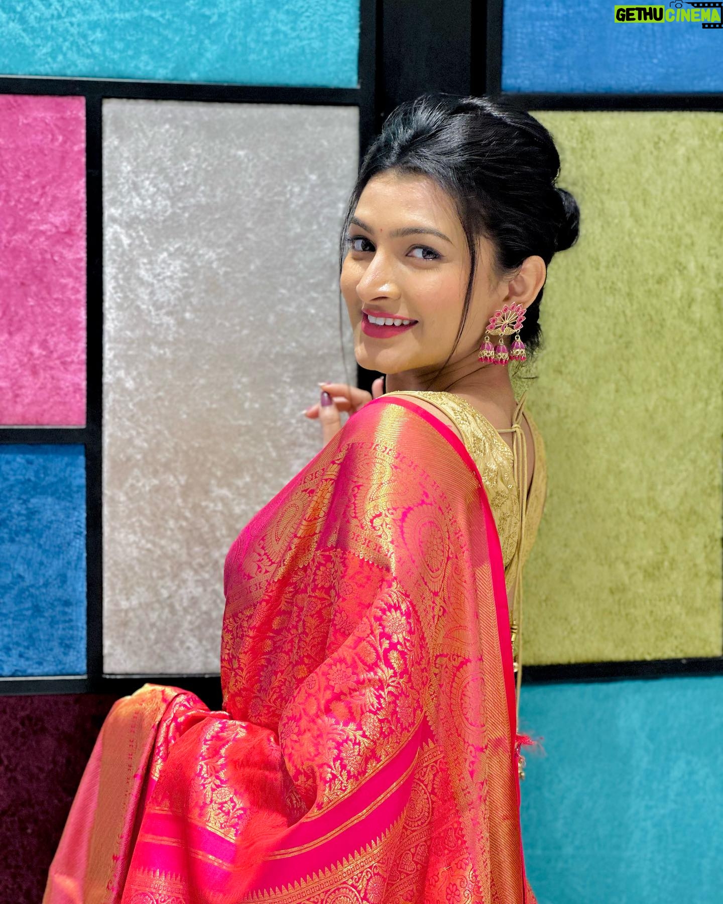 Rutuja Kulkarni - 13.2K Likes - गुढी पाडव्याच्या हार्दिक शुभेच्छा ✨🙏❤️
#marathimulgi #marathiactress #marathi #maharashtra #marathiculture #marathiquotes #marathistatus #mumbai #starpravah #sunmarathi #india #rutujacoolkarni #ggmc
