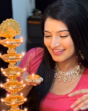 Rutuja Kulkarni Instagram - Shine bright like a DIYA-mond this diwali 🪔🤭💎
Sending love, light and laughter your way this Diwali!✨🏮

📸 : @sanju8._ @ina.clickk ❤️
Jewellery: @suradhya.in 🫶✨

#diwali #marathiactress #marathimulgi #mumbai #diya #maharashtra #starpravah #sunmarathi #rutujacoolkarni #rutujakulkarni