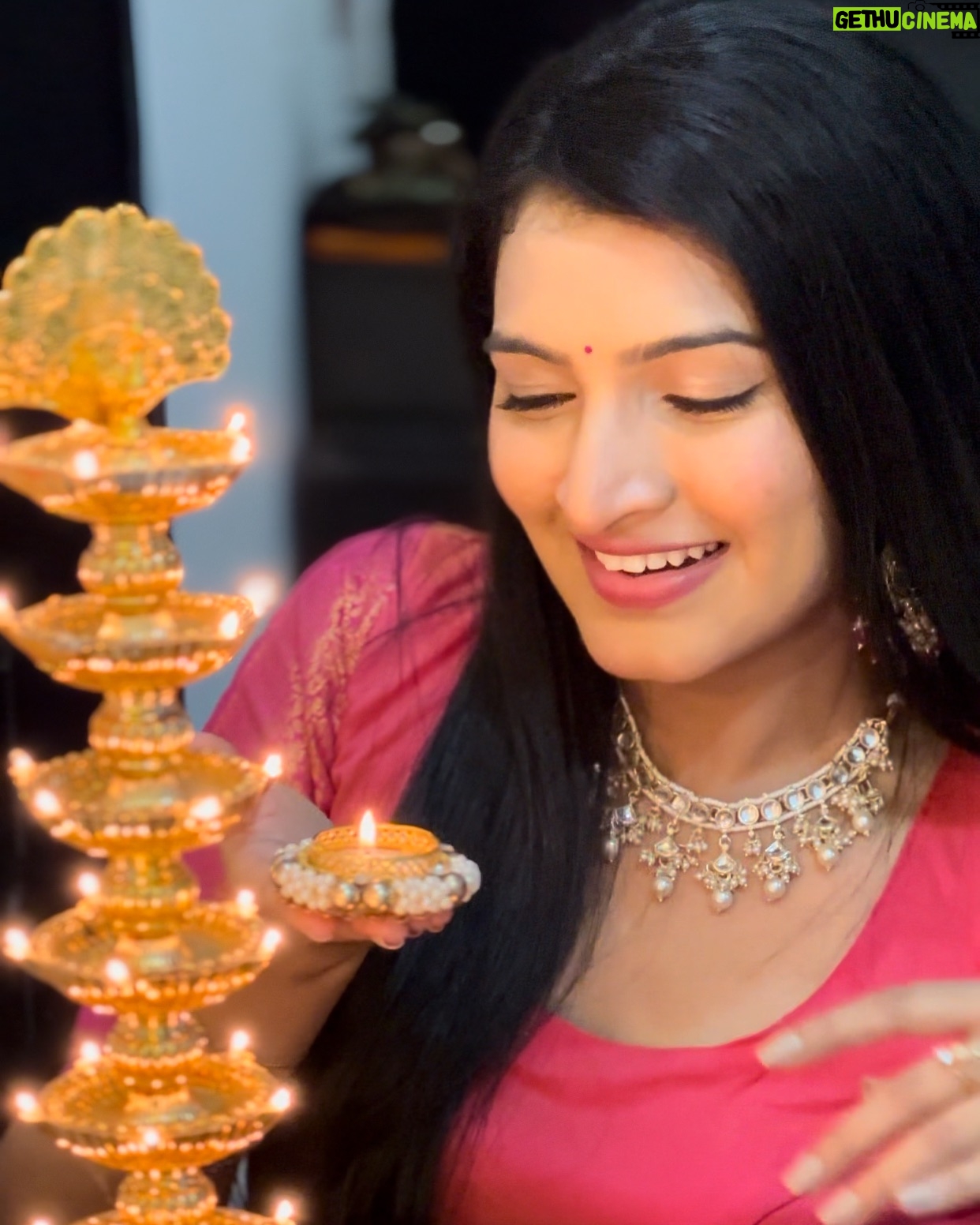 Rutuja Kulkarni - 12.2K Likes - Shine bright like a DIYA-mond this diwali 🪔🤭💎
Sending love, light and laughter your way this Diwali!✨🏮
📸 : @sanju8._ @ina.clickk ❤️
Jewellery: @suradhya.in 🫶✨
#diwali #marathiactress #marathimulgi #mumbai #diya #maharashtra #starpravah #sunmarathi #rutujacoolkarni #rutujakulkarni