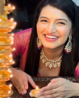 Rutuja Kulkarni Instagram - Shine bright like a DIYA-mond this diwali 🪔🤭💎
Sending love, light and laughter your way this Diwali!✨🏮

📸 : @sanju8._ @ina.clickk ❤️
Jewellery: @suradhya.in 🫶✨

#diwali #marathiactress #marathimulgi #mumbai #diya #maharashtra #starpravah #sunmarathi #rutujacoolkarni #rutujakulkarni