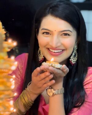 Rutuja Kulkarni Instagram - Shine bright like a DIYA-mond this diwali 🪔🤭💎
Sending love, light and laughter your way this Diwali!✨🏮

📸 : @sanju8._ @ina.clickk ❤️
Jewellery: @suradhya.in 🫶✨

#diwali #marathiactress #marathimulgi #mumbai #diya #maharashtra #starpravah #sunmarathi #rutujacoolkarni #rutujakulkarni