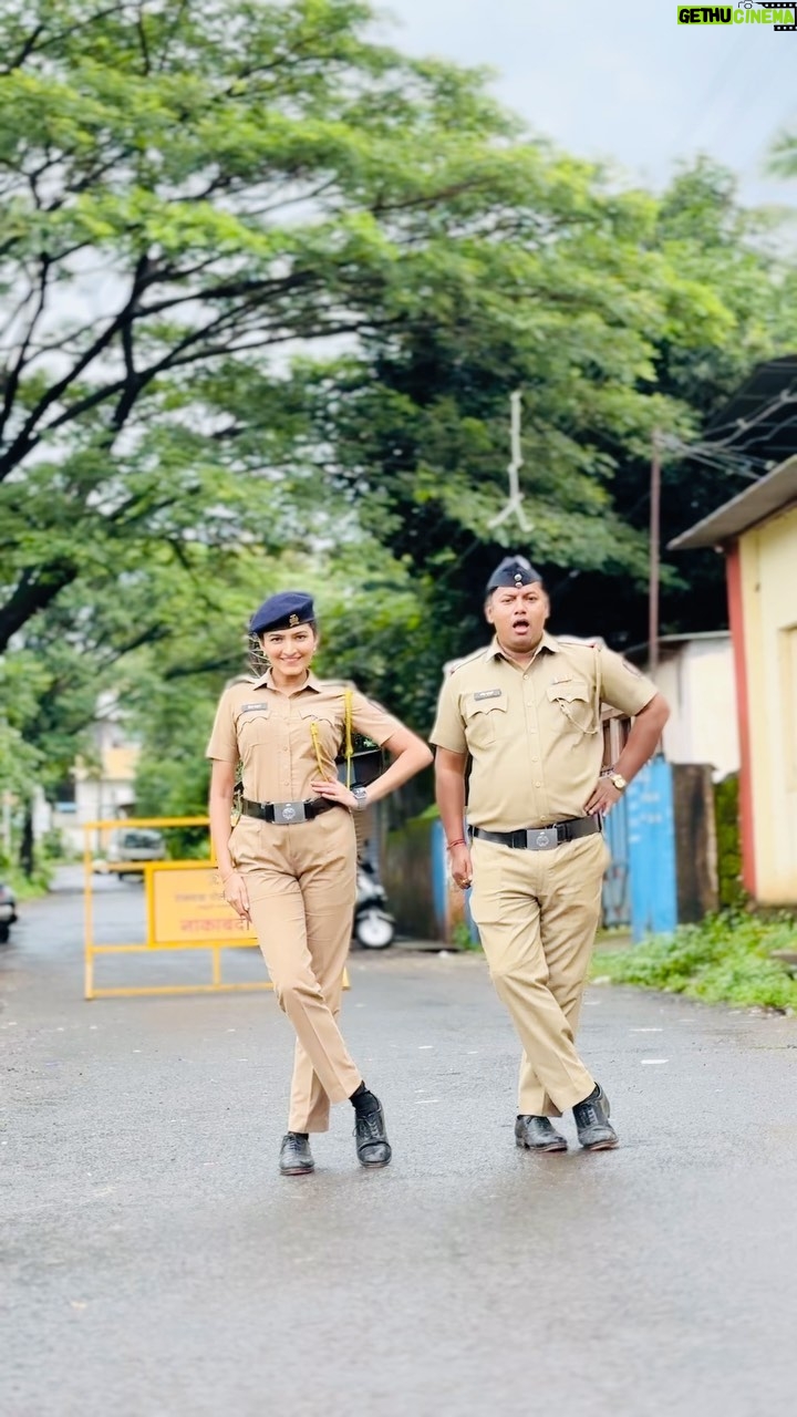 Rutuja Kulkarni - 645.2K Likes - Prepping up for “GANPATI BANDOBASTA” with our “GANPATI DANCE” 💃🤣
#bts #onset
.
📹 : @mr.monu_ugale 😎
#police #maharashtrapolice #trending #viral #dance #marathiactors #marathimulgi #marathiactress #constablemanju #india