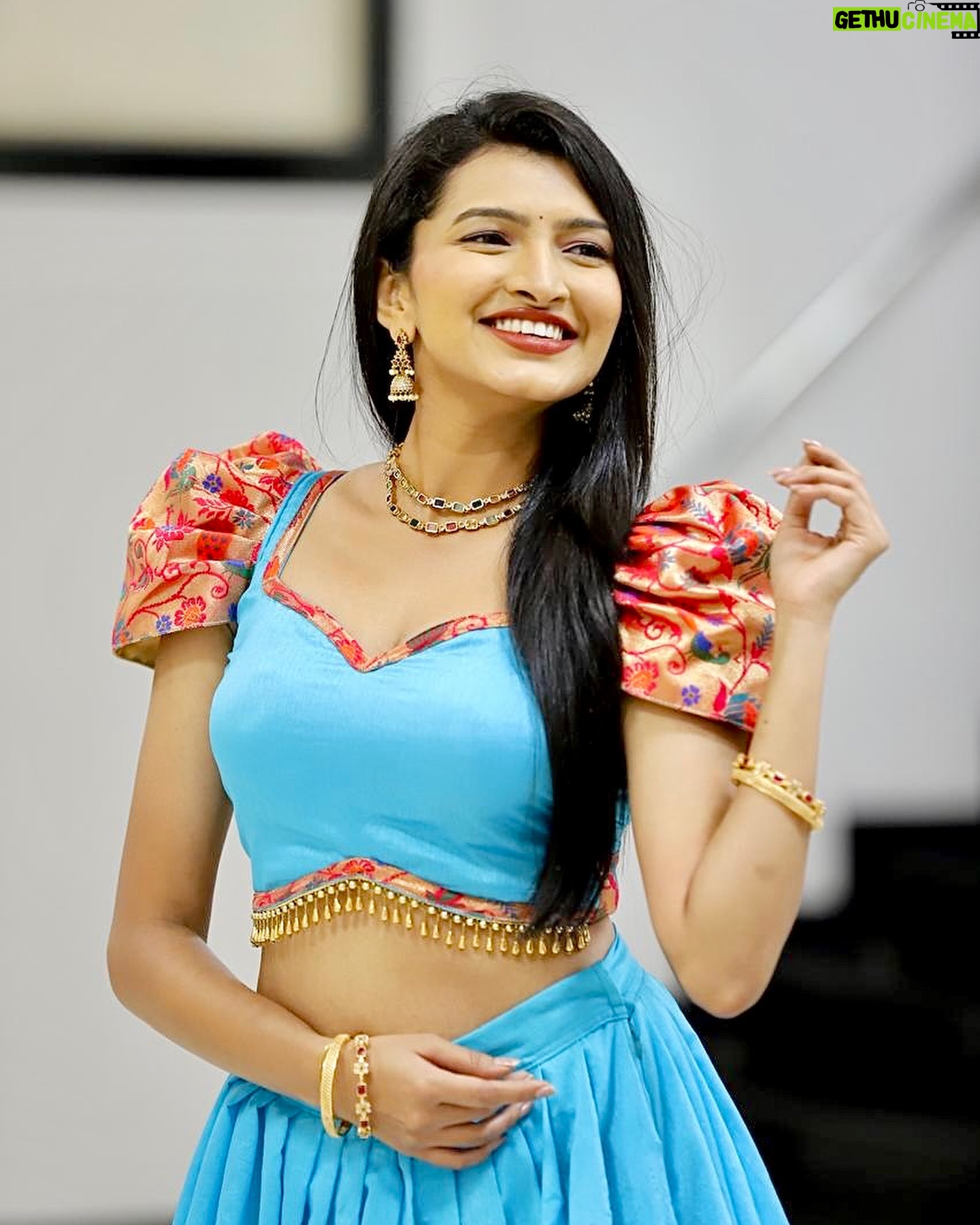 Rutuja Kulkarni - 39.6K Likes - पहा #StarPravahGaneshotsav2024 उद्या..🤩
1st September @7pm only on @star_pravah
Outfit : @upasanafashion 🤗❤️✨
Clicks : @patu_devlekar_photography 💯✨😎
चला उलगडूया खजिना बाप्पाच्या गोष्टींचा...
साजरा करूया गणेशोत्सव आपल्या परिवाराचा...
‘स्टार प्रवाह गणेशोत्सव २०२४’
।। खजिना बाप्पाच्या गोष्टींचा ।।
#StarPravah #Traditional #Ethnic #MarathiActress #MarathiMulgi #PaithaniDress #Maharashtra #MarathiStatus #MarathiCulture #mumbai