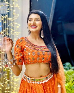 Rutuja Kulkarni Instagram - Bright lehenga, brighter smile..ready to slay Navratri! 💃🔥 

#FestiveFever #GarbaGlow #Navratri #Marathiactress #marathimulgi #maharashtra #starpravah #sunmarathi #rutujacoolkarni #rutujakulkarni #mumbai #india