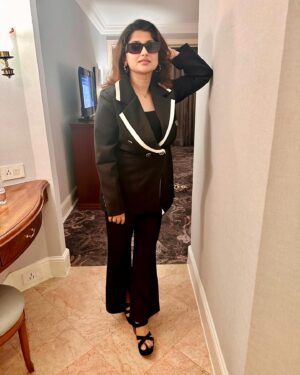 Saba Khan Instagram - Smile pls 📸 
.
Designer - @fashionstruc 
.
.
.
#sabakhan #blessed #gratitude #eventdiaries💕