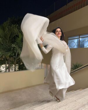 Saba Qamar Zaman Instagram - Stepping into the unknown, but it feels like magic already. ✨💫

👗 @sadafkanwalfashion 
💄 @noman.khan0