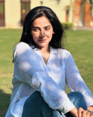 Saba Qamar Zaman Instagram - Queen of my own little world—just sunshine, smiles, and a heart full of hope. ♥️🥂👸