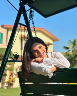 Saba Qamar Zaman Instagram - Queen of my own little world—just sunshine, smiles, and a heart full of hope. ♥️🥂👸