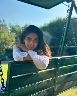 Saba Qamar Zaman Instagram - Queen of my own little world—just sunshine, smiles, and a heart full of hope. ♥️🥂👸