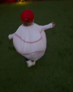 Sabrina Bryan Instagram - Halloween 2024 A Lundberg of Our Own 💋⚾️ 

#alundbergofourown #theresnocryinginbaseball #aleagueoftheirown #putmeincoach #onceuponalundberg #comilliamonroe #ledgergrey #familycostume