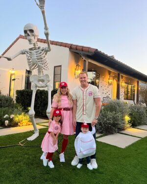 Sabrina Bryan Instagram - Halloween 2024 A Lundberg of Our Own 💋⚾️ 

#alundbergofourown #theresnocryinginbaseball #aleagueoftheirown #putmeincoach #onceuponalundberg #comilliamonroe #ledgergrey #familycostume