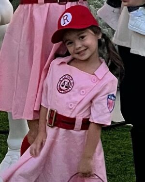 Sabrina Bryan Instagram - Halloween 2024 A Lundberg of Our Own 💋⚾️ 

#alundbergofourown #theresnocryinginbaseball #aleagueoftheirown #putmeincoach #onceuponalundberg #comilliamonroe #ledgergrey #familycostume