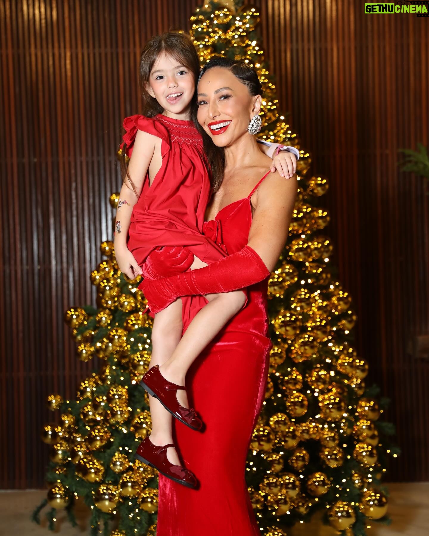 Sabrina Sato - 711.3K Likes - Um Natal repleto de amor, esperança e paz pra vc e sua família. Que os ensinamentos de Jesus iluminem nossos caminhos e fortaleçam nossa fé. ❤️