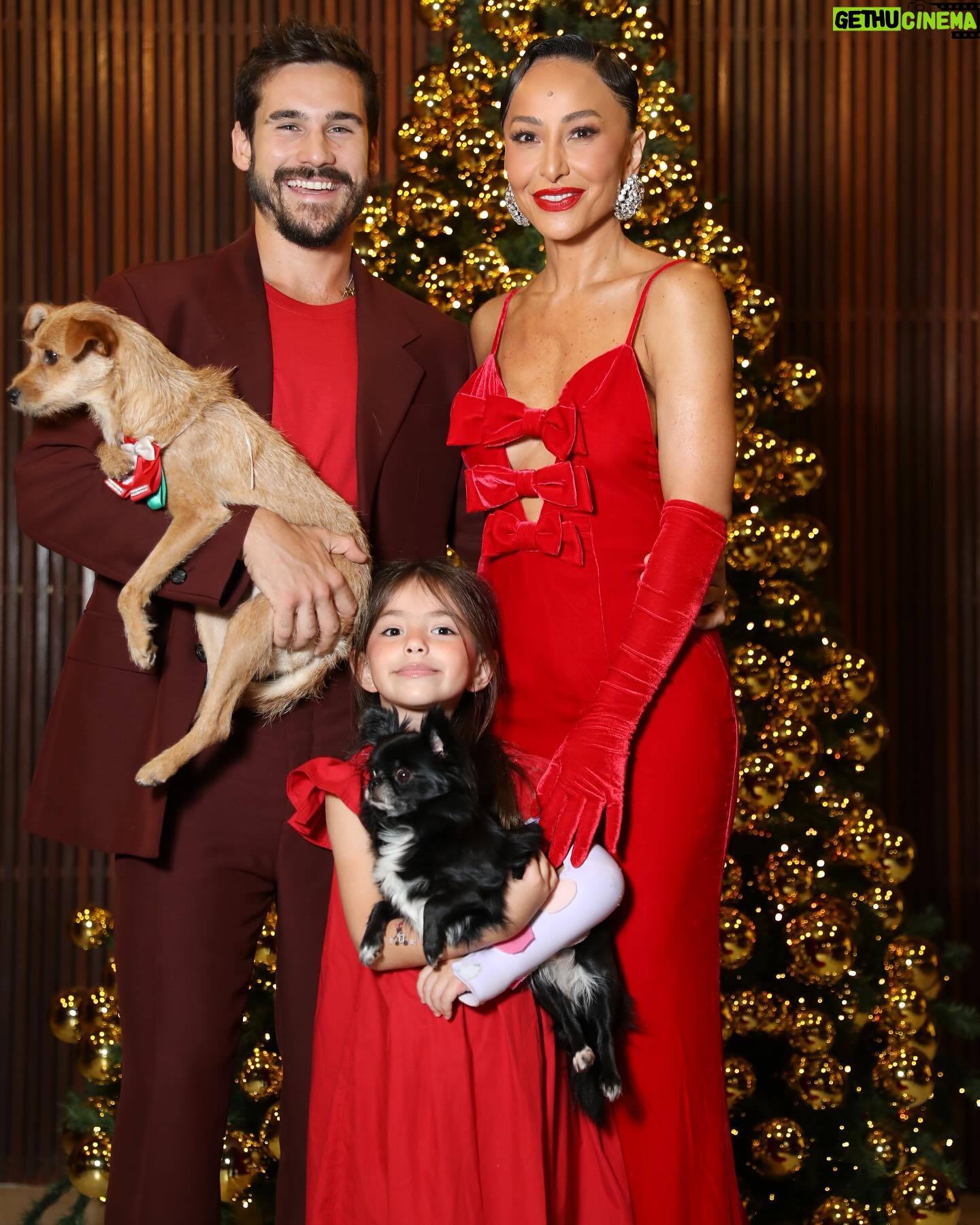 Sabrina Sato - 711.3K Likes - Um Natal repleto de amor, esperança e paz pra vc e sua família. Que os ensinamentos de Jesus iluminem nossos caminhos e fortaleçam nossa fé. ❤️