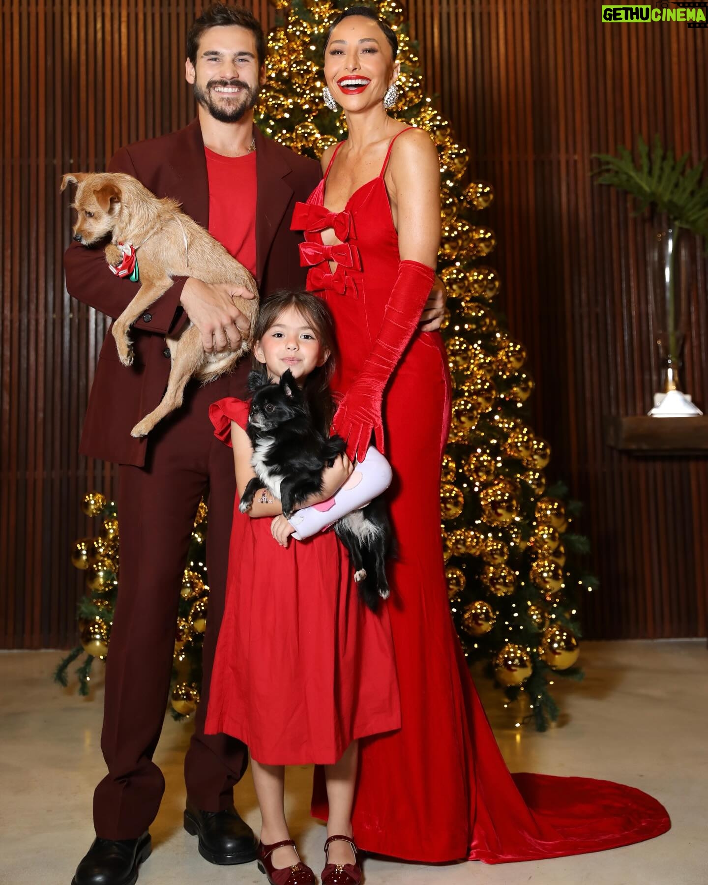Sabrina Sato - 711.3K Likes - Um Natal repleto de amor, esperança e paz pra vc e sua família. Que os ensinamentos de Jesus iluminem nossos caminhos e fortaleçam nossa fé. ❤️