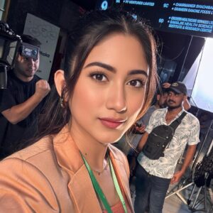 Safa Kabir Instagram - Behind every great TVC is a team that feels like home. From an inspiring and brilliant director and a brilliant DOP whose lens captures magic to a co-artist who feels like a long-lost friend—every moment on set is special. Add the artistry of costumes, makeup and it’s a beautiful story in itself. Here’s a glimpse behind the scenes of my delicious desserts by diploma journey!

Director: @shankha_das_gupta 
Dop: @_mumshigh_ 
Co-artist: @tawsifmahbub 
Makeup: Setu 
Costume : @bijayab
