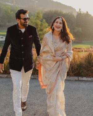 Sagarika Ghatge Instagram - Elegance woven into every thread ✨ Handwoven Benarasi silk organza tissue saree adorned with silk threads, zari, and sequins - taking you back in time @akuteeindia 

📸 @girish_katkar_photography