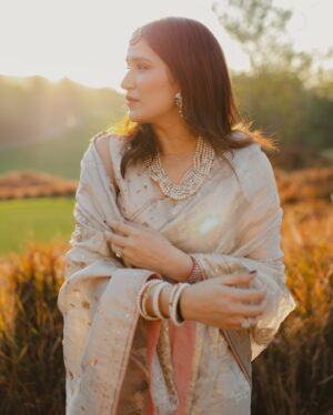 Sagarika Ghatge Instagram - Elegance woven into every thread ✨ Handwoven Benarasi silk organza tissue saree adorned with silk threads, zari, and sequins - taking you back in time @akuteeindia 

📸 @girish_katkar_photography