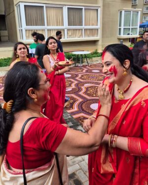 Sai Lokur Instagram - My first ever Sindoor khela! 
Shubho Vijaya 😊

#shubhovijaya #sindoorkhela #bengaligirl #bengalitradition #durgapuja #durgapuja
