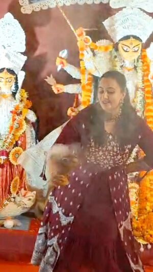Sai Lokur Instagram - I performed Dhunuchi dance for the first time in life alongside original dhak music and what an amazing experience it was. I am thoroughly loving, living and enjoying my new Bengali traditions ❤️

#dhunuchinaach #durgapuja #bengaligirl #trendingreels #dhak #explore #reelsinstagram